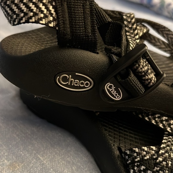 Black and white Chacos sandals. Used but good condition - Picture 4 of 5